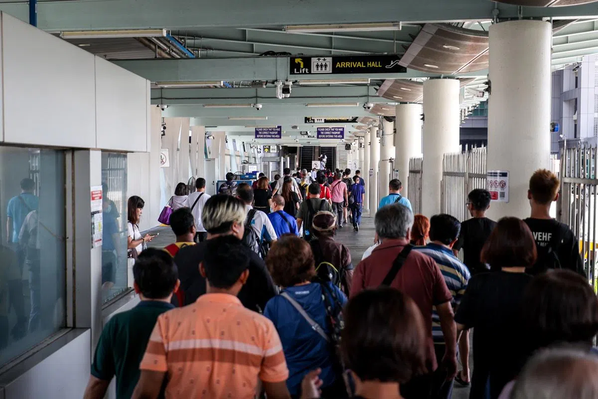 随着新马人员与经济交流日益密切，兀兰关卡未来将必须应对更多的人潮及车流。（联合早报）