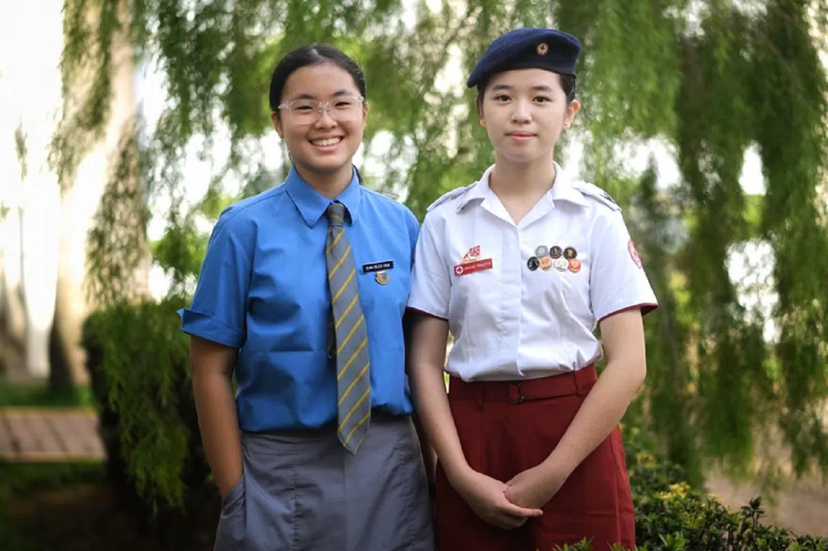 Elina（左）与Gracias（右）是拿着亚细安奖学金来新念书的印尼学生。（海峡时报）