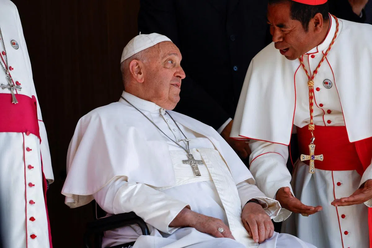 教宗方济各日常喜欢穿白色长袖长袍，搭配同样是白色的短披肩、饰带和无檐帽。（路透社）