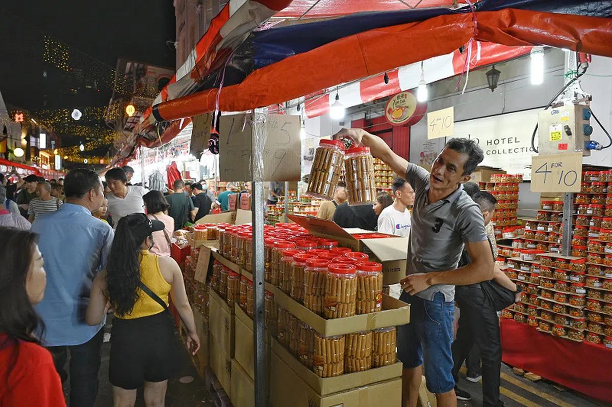 有业者说，今年农历年的买气不是很旺，许多顾客都只是随便逛逛，无意购买。（海峡时报）