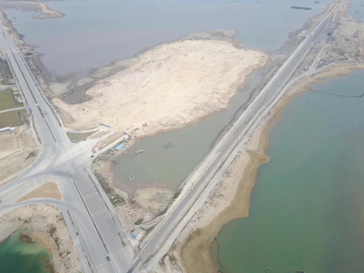  去年，广西北部湾国际港务集团、新加坡港务集团和太平船务合作的钦州港集装箱生产维修、装卸货基地项目的填海工程有序进行。（互联网） 