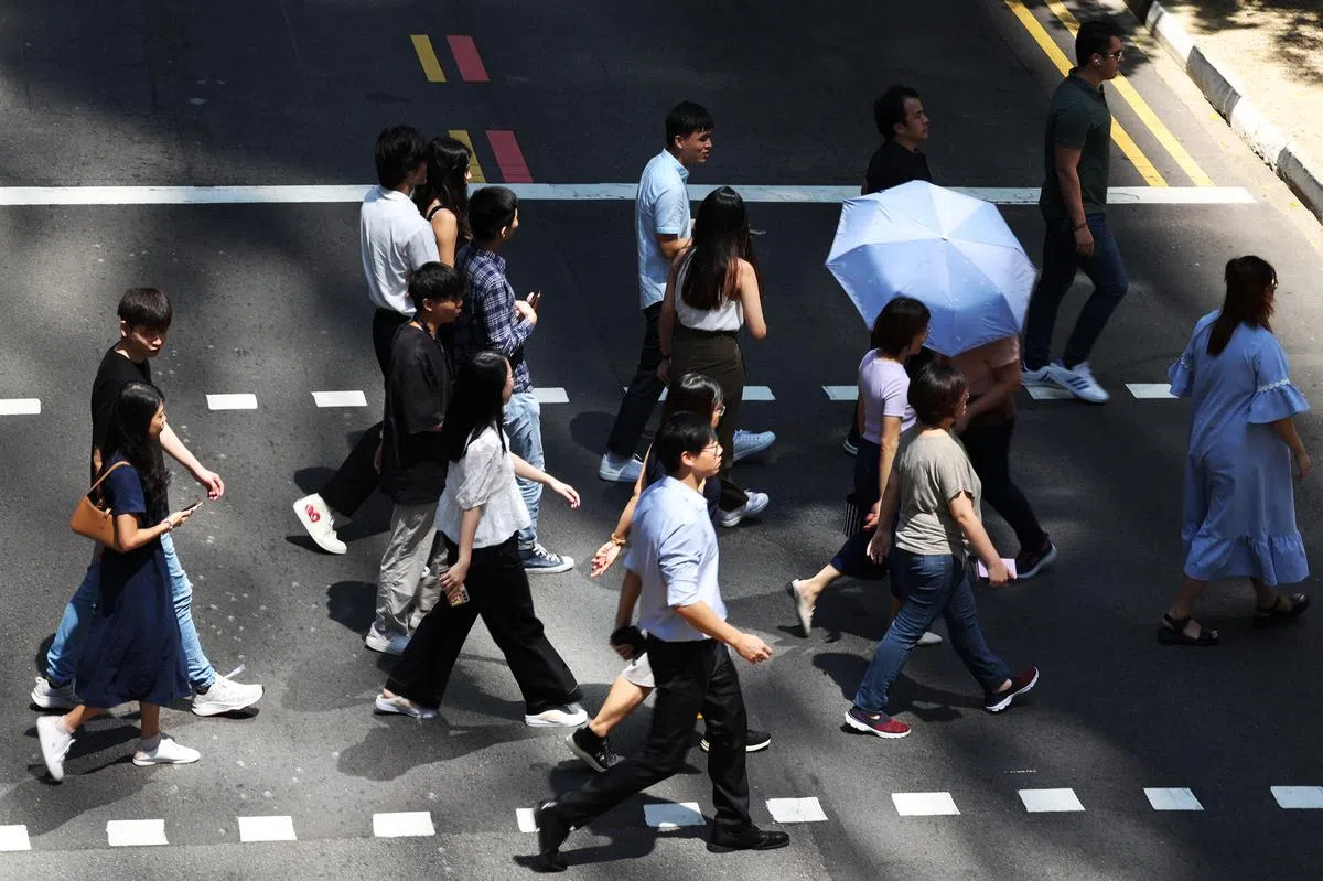 本地各年龄层都有一定比例的国人有意购买私人公寓。（联合早报）
