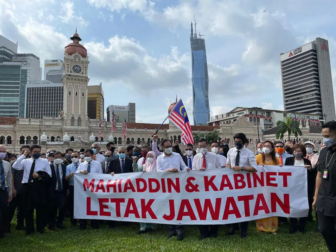 马国反对党议员上周示威抗议慕尤丁以出现冠病感染病例为由关闭国会，并呼吁后者下台。（互联网）