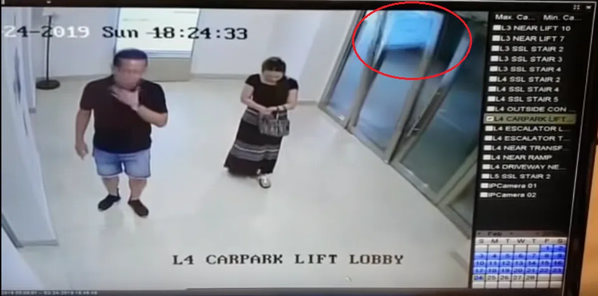  在视频中可以清楚看到，是当右边的门关上后，左边的门才因撞击力道松脱的。（视频截图） 