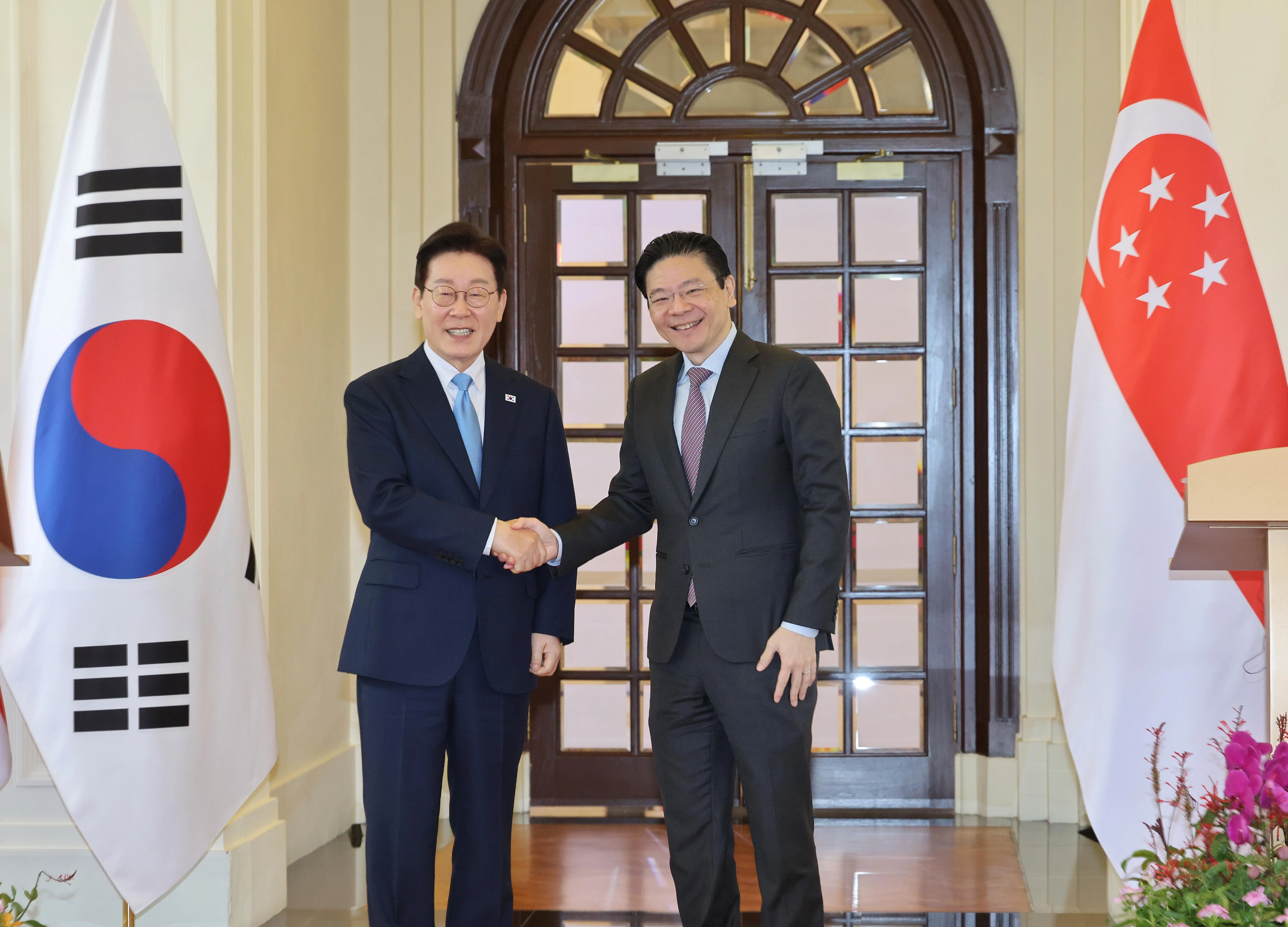 韩国总统李在明（左）3月2日访问新加坡时与总理兼财政部长黄循财会面。