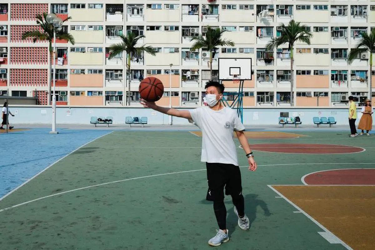  香港市民自发性戴上口罩。（路透社） 