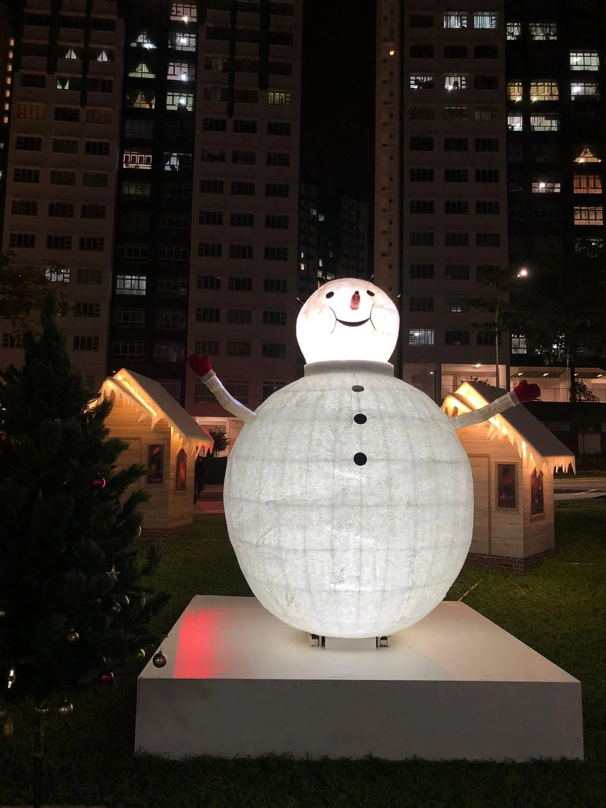  在夜幕中发光的白色雪人。（Lim Li Tong提供） 