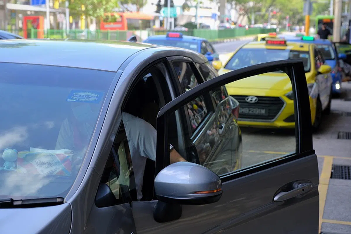 陆路交通管理局去年调查了96起德士及私召车乘客逃付车资的个案。（海峡时报）