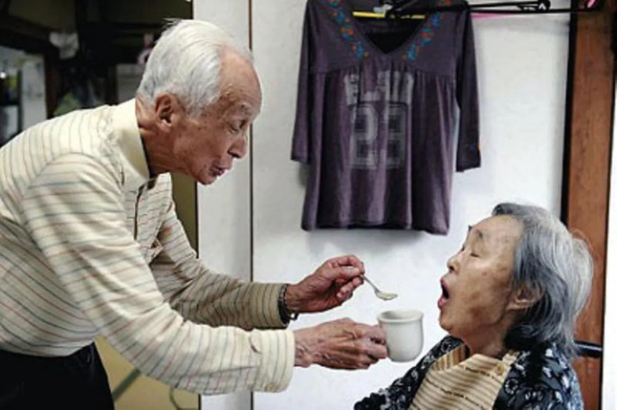  日本的老人院也开始缺乏人手，现在已到了“老老”看护的时代。（联合早报） 