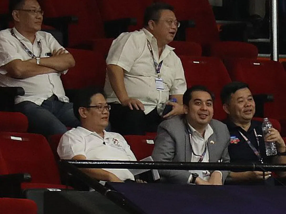  纳兹夫丁（前排中）正心情愉悦地观看篮球赛。（互联网） 