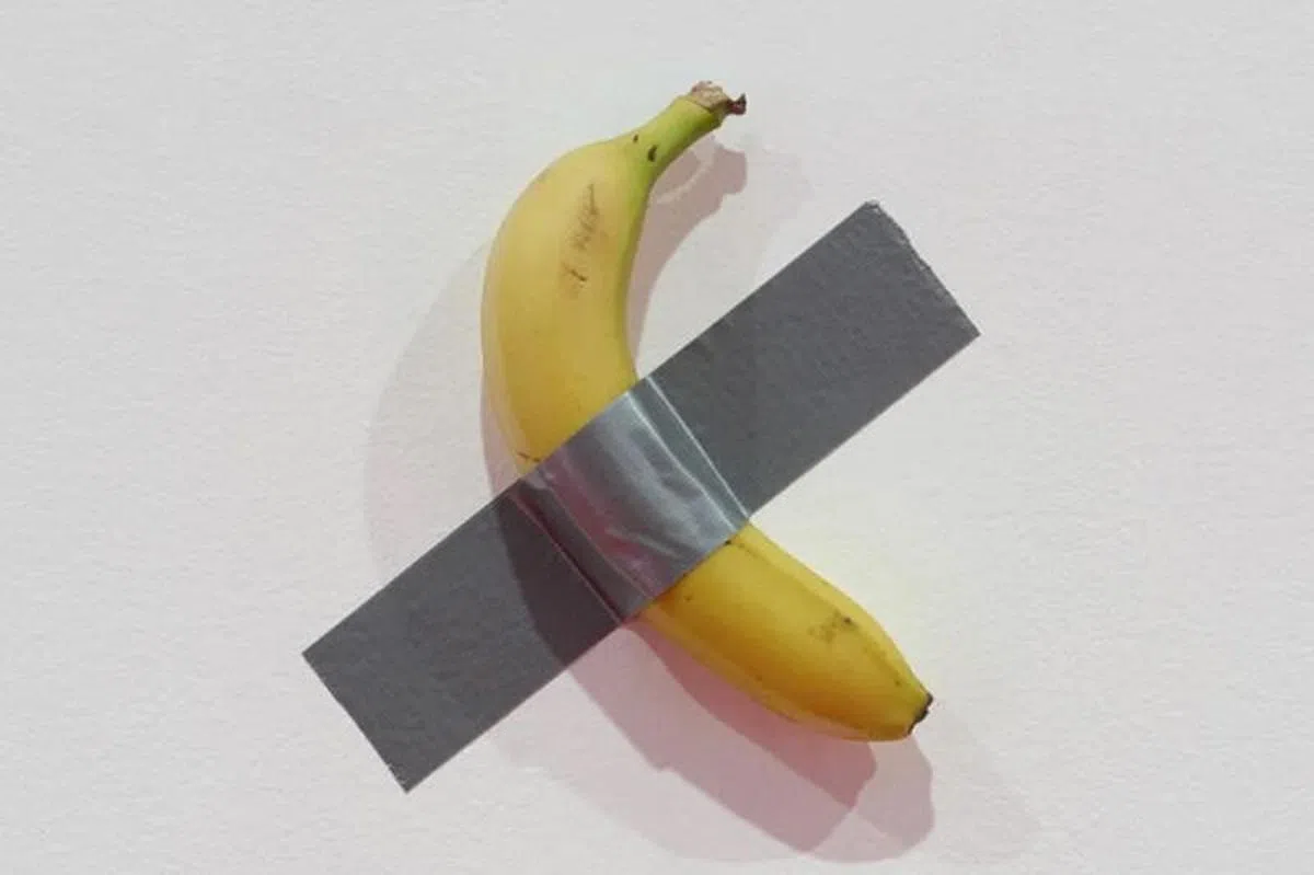 喜欢恶搞的意大利艺术家卡泰兰（Maurizio Cattelan）用封箱胶带将一根香蕉贴在墙上，把这个艺术作品成为《喜剧演员》（Comedian）。2024年11月20日，人在香港的孙宇晨远程参与纽约苏富比拍卖行的五分钟快速竞标，以620万美元（832万新元）的出价击败其他六名竞争对手，标下这件作品。孙宇晨9天后在香港举行的一场记者会上兑现他的承诺，当场吃掉这根天价香蕉，作为艺术体验的一部分。（韩国首尔的三星美术馆）