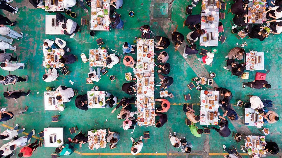 五一假期期间，淄博的“烤串区”一片人山人海。（取自推特）