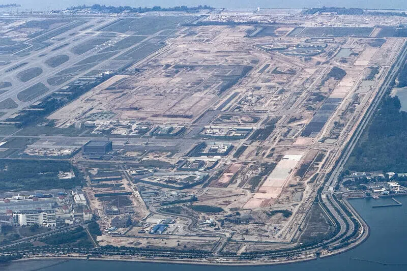 樟宜机场第五搭客大厦（T5）在2025年上半年如期开始建设，预计2030年代中期投入使用后，每年能额外处理5000万人次的乘客。图摄于2024年。