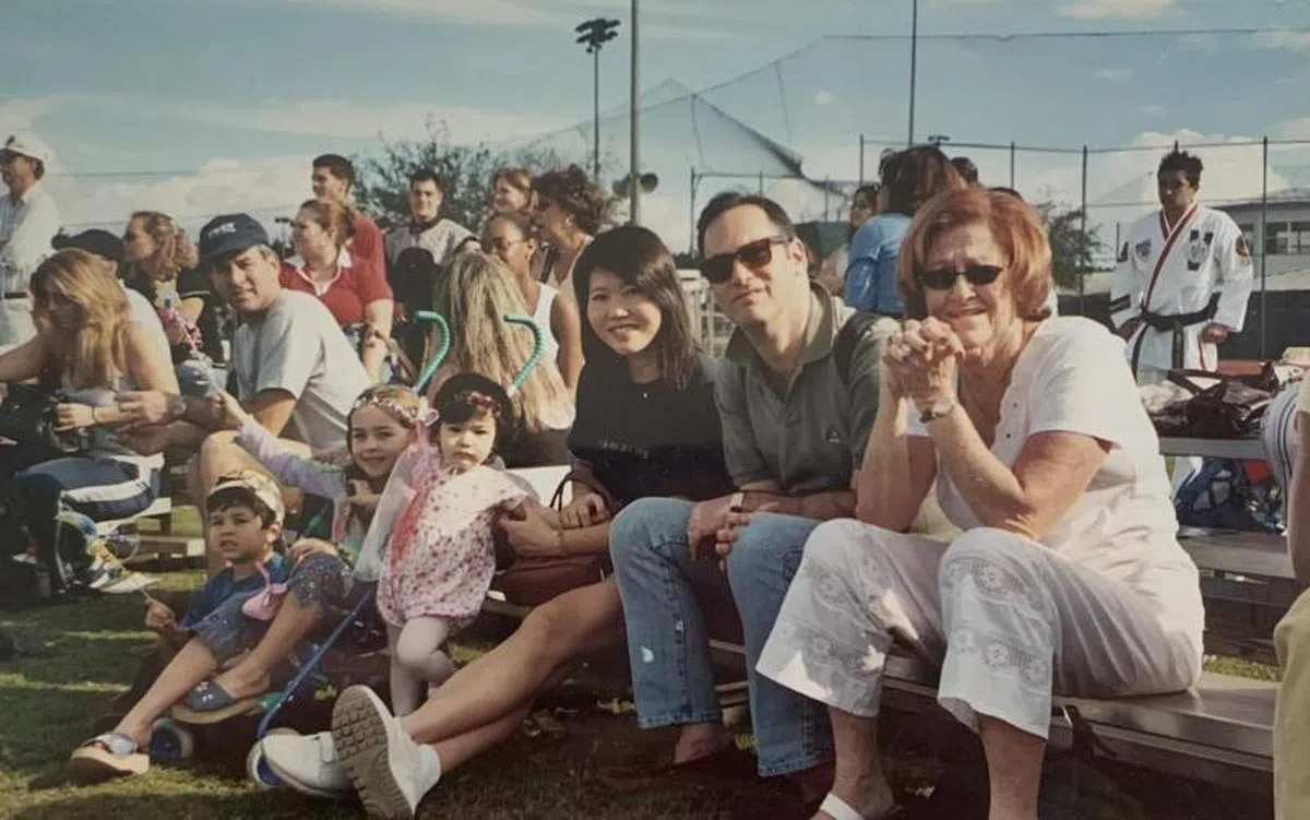 David带着家人回美国探亲。（David）