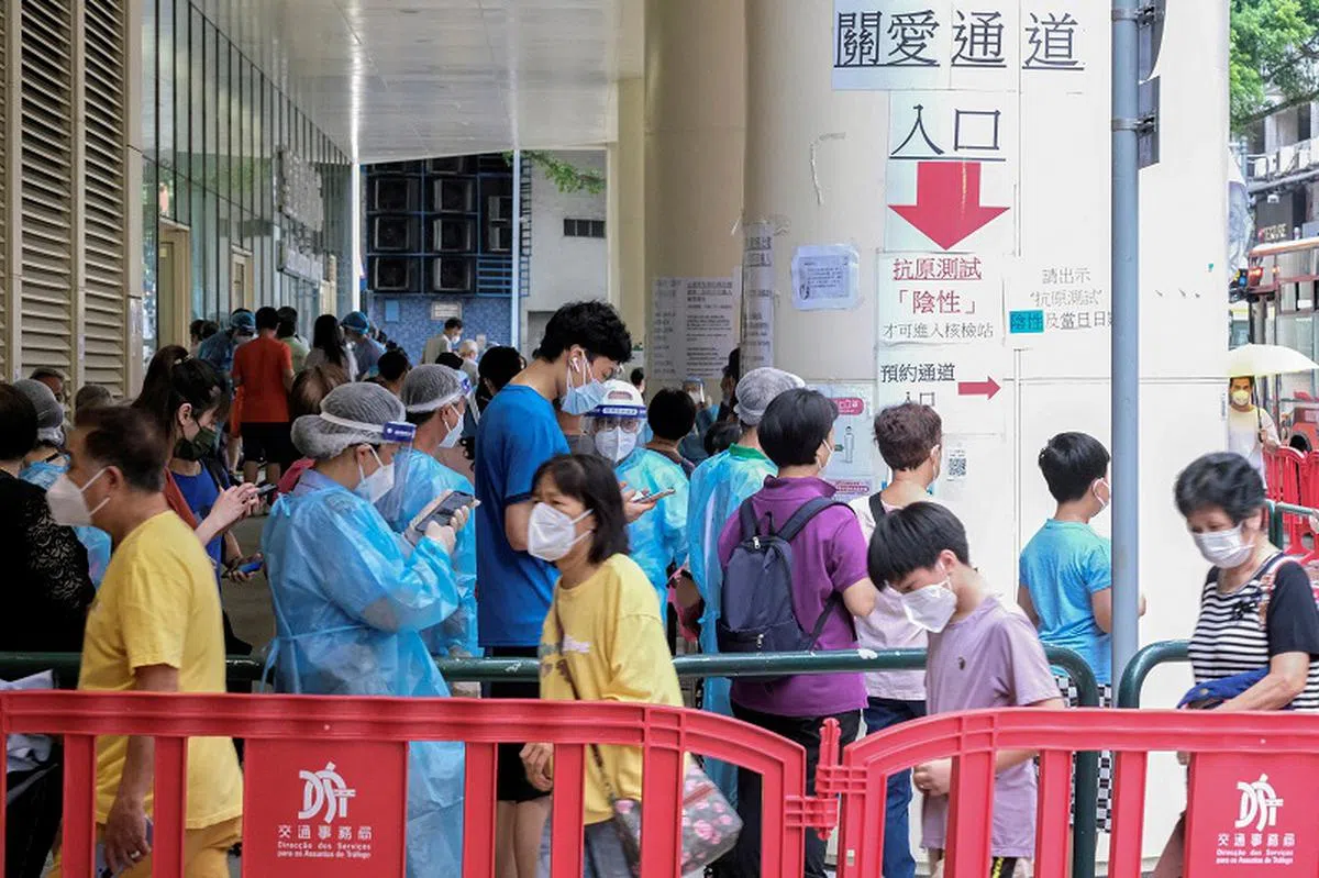 澳门民众排队进行冠病检测。（路透社）