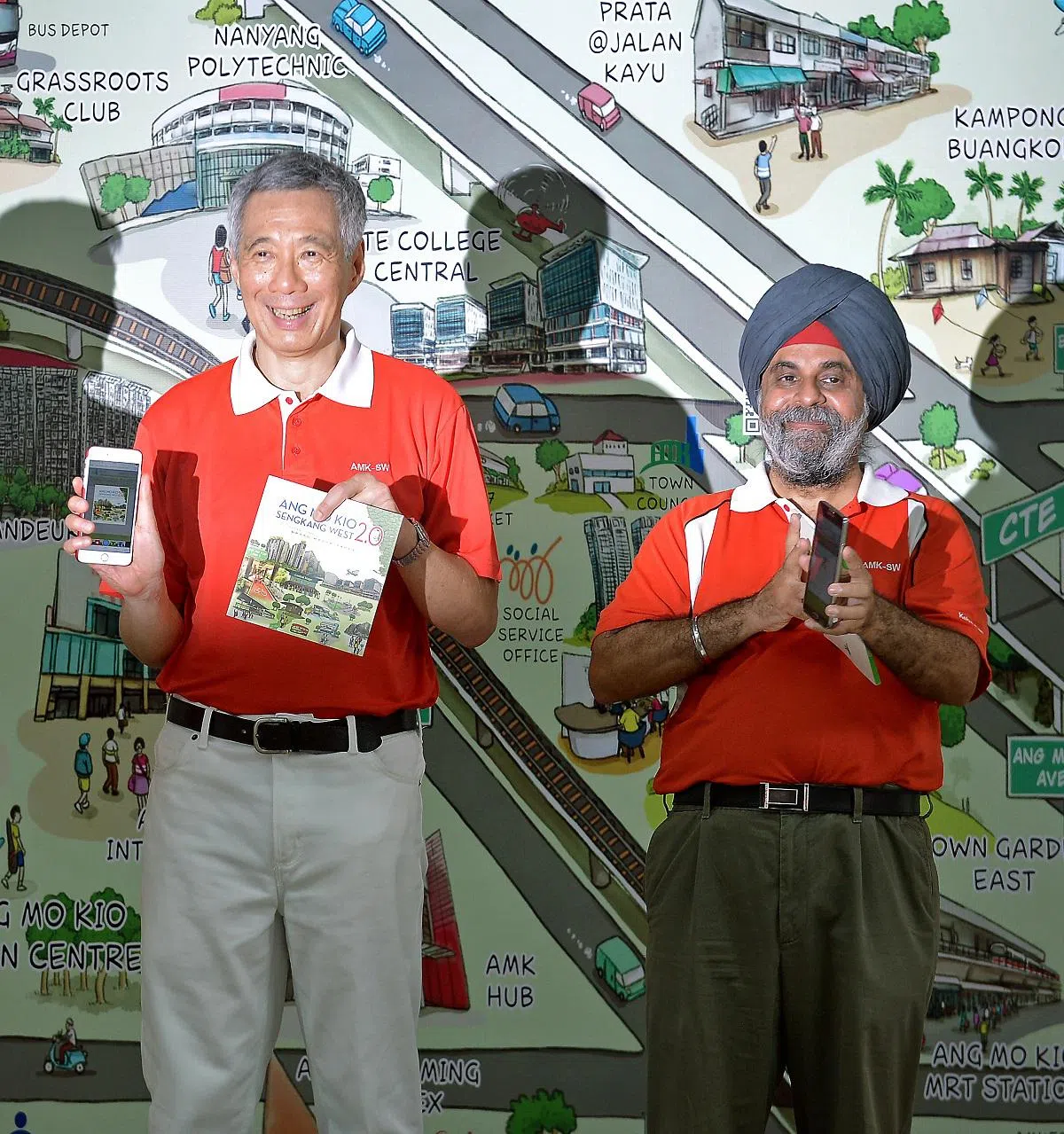 李显龙总理（左）2015年与同为宏茂桥集选区议员的殷吉星在宏茂桥市镇理事会蓝图推介仪式上合影。（海峡时报）