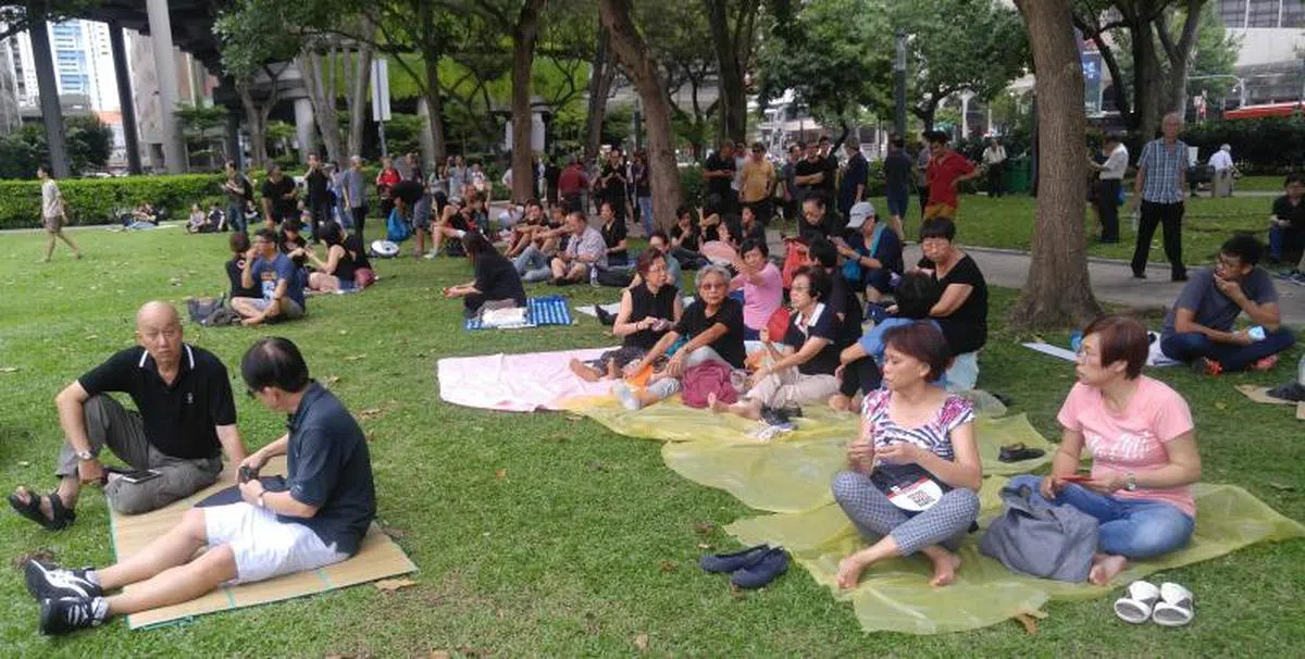  静坐的人们（张丽苹摄） 