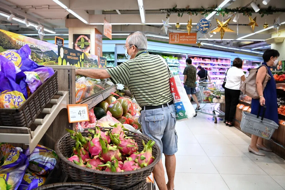 本地近来百物价格飙涨，政府会不会在此时宣布调涨消费税调涨，是不少人关心的课题。（海峡时报）