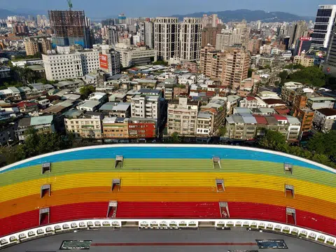 疫情期间，空无一人的板桥体育场。希望台湾疫情能尽早受控，雨过天晴见到彩虹。（法新社）