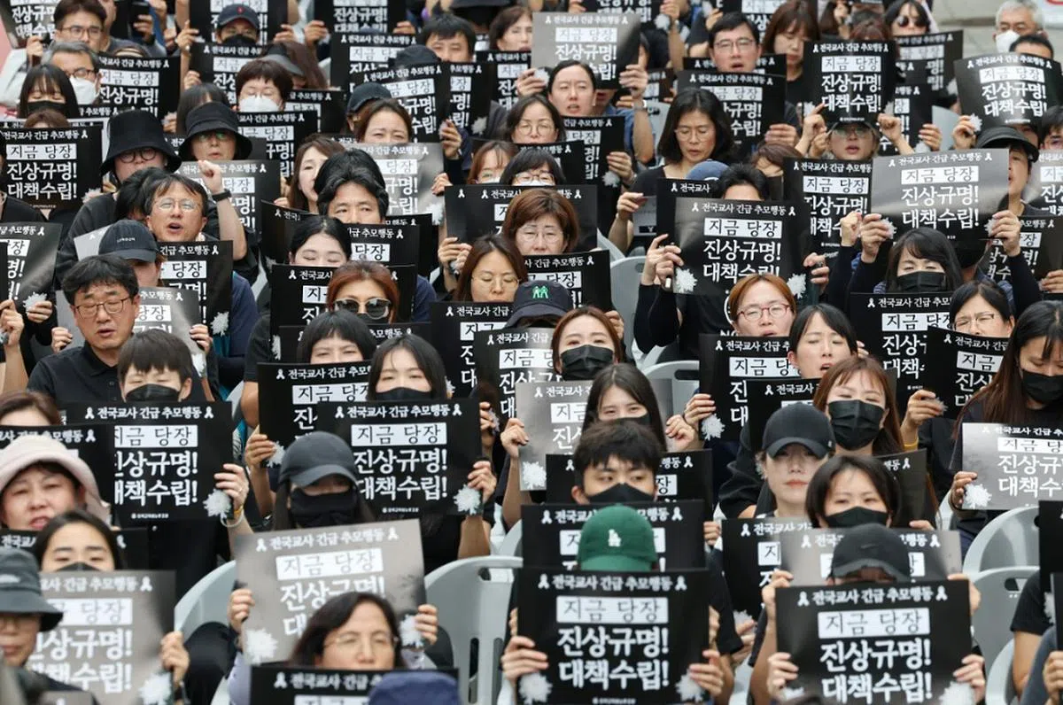 7月29日，超过3万名韩国教师走上首尔街头示威抗议，呼吁政府保障教师权益。（韩联社）