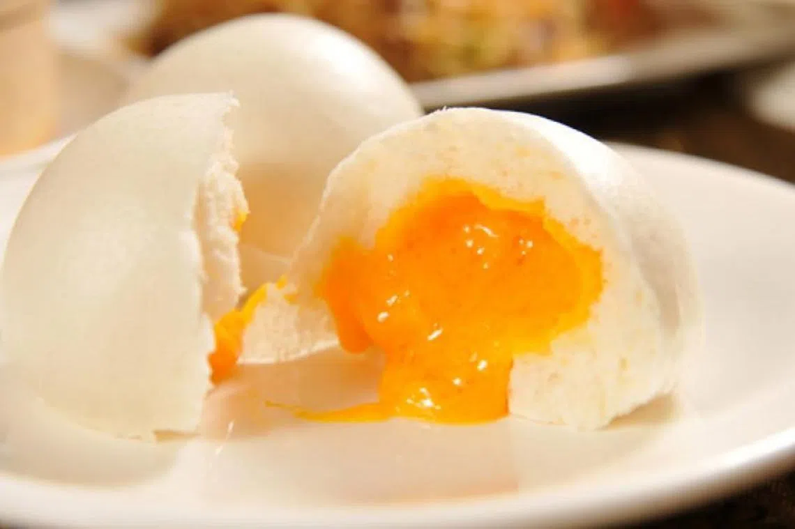 流沙包的内陷就是用咸蛋和奶黄制作，一掰开白色的外皮橙黄色的馅料就缓缓流出，入口香滑浓郁。（互联网）