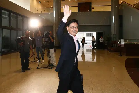 财政部长王瑞杰在步入国会宣布财政预算案前，边走边向媒体挥手。（联合早报）