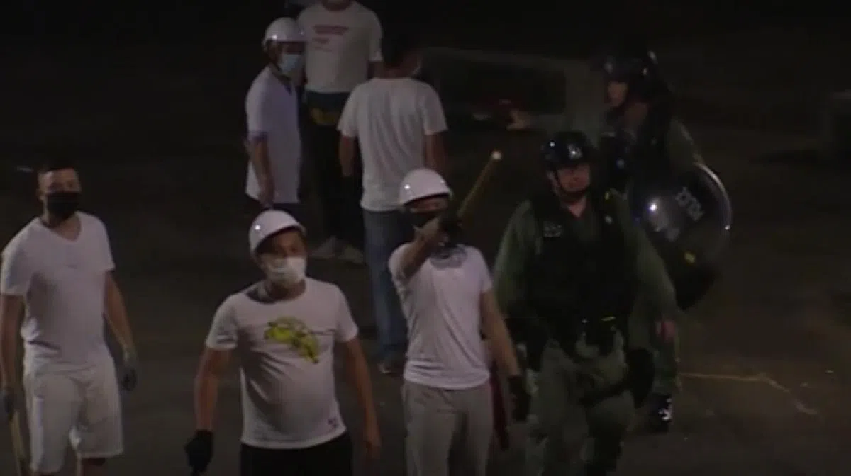  警方称没有白衣人手持攻击性武器，因此没有逮捕动作。但类似画面在网络疯传引发民众对警方的信任危机。（互联网） 