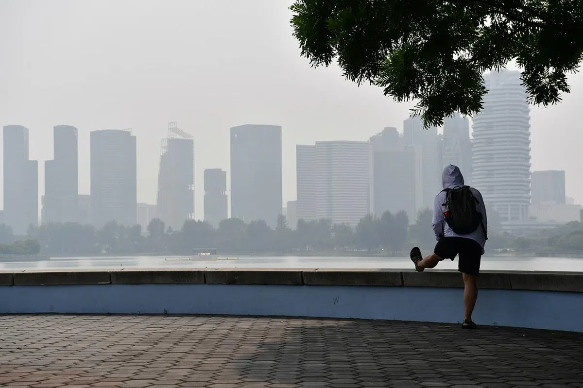 2023年10月，新加坡东部和中部地区的24小时空气污染指数曾一度破百。（海峡时报）