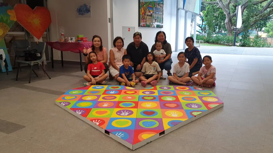 拉丁马士社区居民携手打造“爱心花园”。（叶安琪摄）