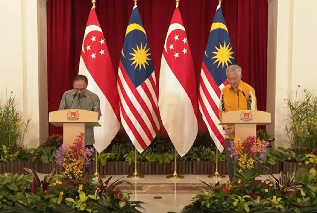 “工作狂”李显龙总理被安华（左）吐槽一番后，忍俊不禁。（视频截图）