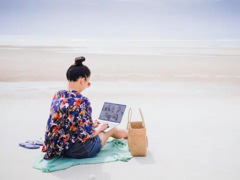 对着一望无际的蓝天大海，听着海浪拍打的声音工作，听起来是不是很惬意？（benefitscanada）