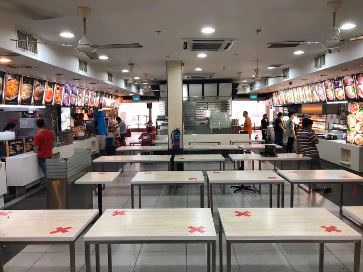  位于四美的一家咖啡店椅子被“没收”。（海峡时报） 