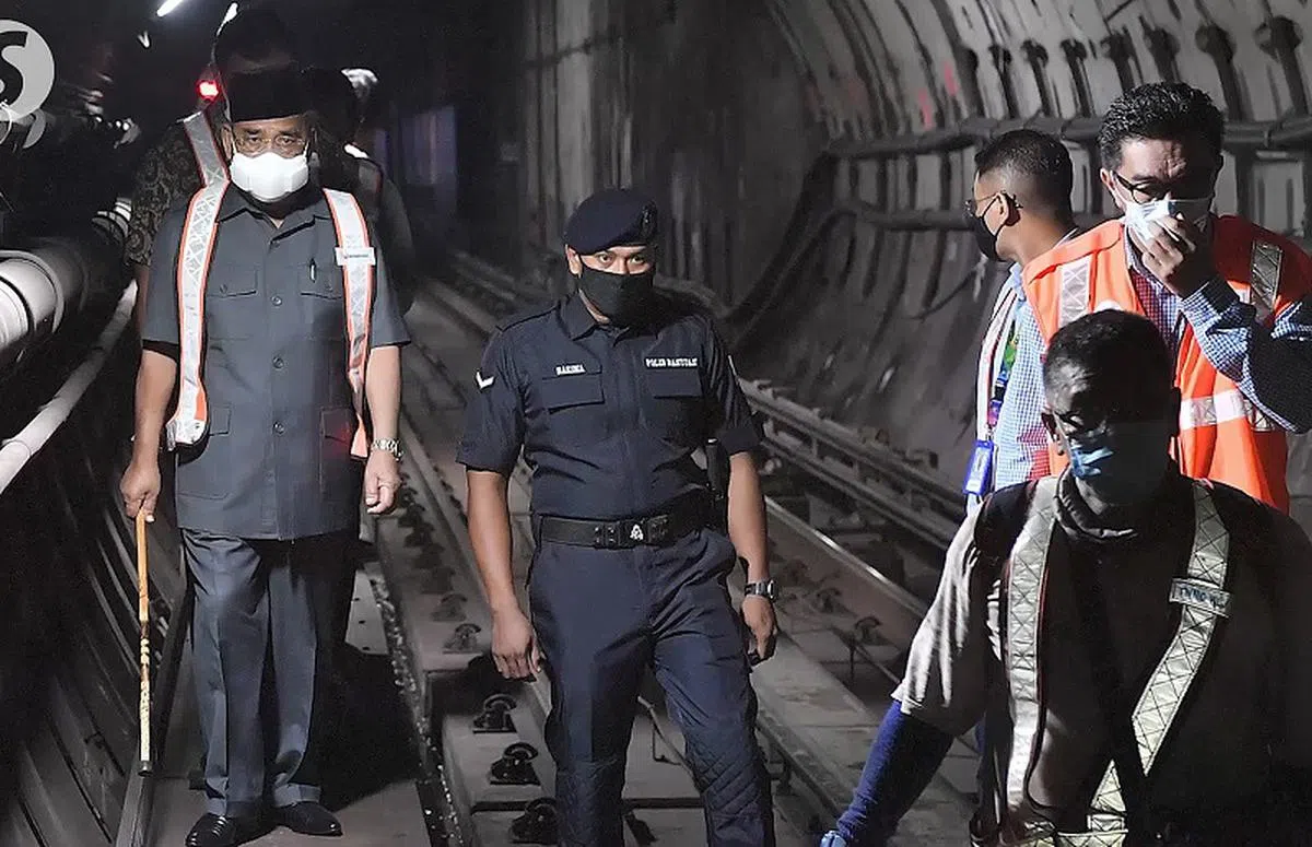  国家基建公司主席达祖丁（左）在事发后并没第一时间赶到现场视察情况，随后就被马国财政终止职务。（星报） 