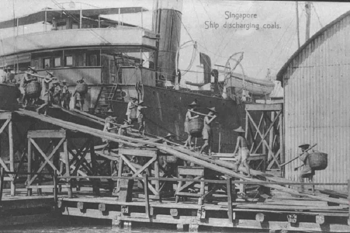  新加坡的华族先辈有的来自中国广东、潮汕和福建，有的则来自邻近地区如槟城、马六甲和廖内群岛。早期都在新加坡码头当“苦力”。图为搬运煤矿的苦力。（国家档案馆） 
