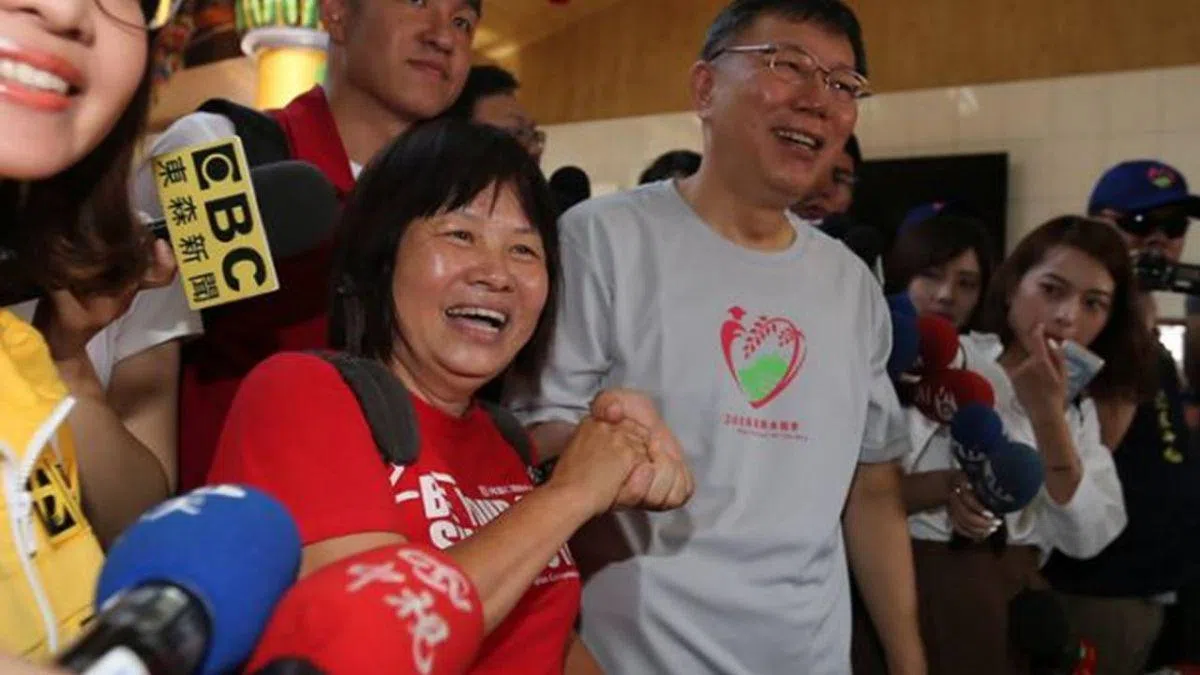  蒋月惠与柯文哲（右）。（互联网） 