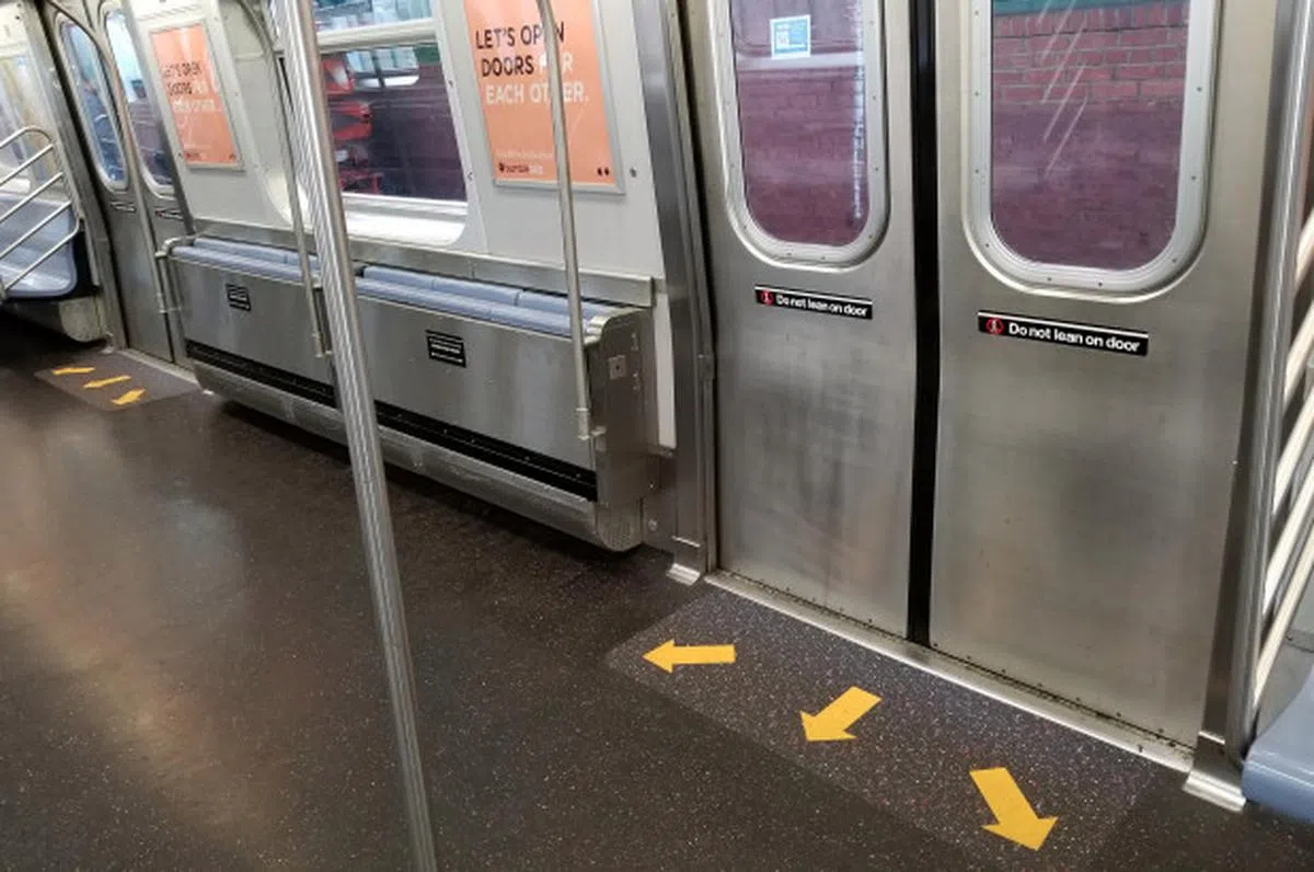  纽约地铁的可折叠座椅。（互联网） 