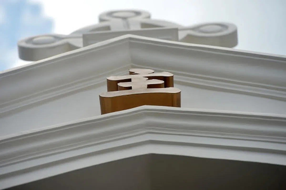  主殿中央正门顶上的汉字主，象征着过了这道门，主上帝就等着迎接你。（海峡时报） 