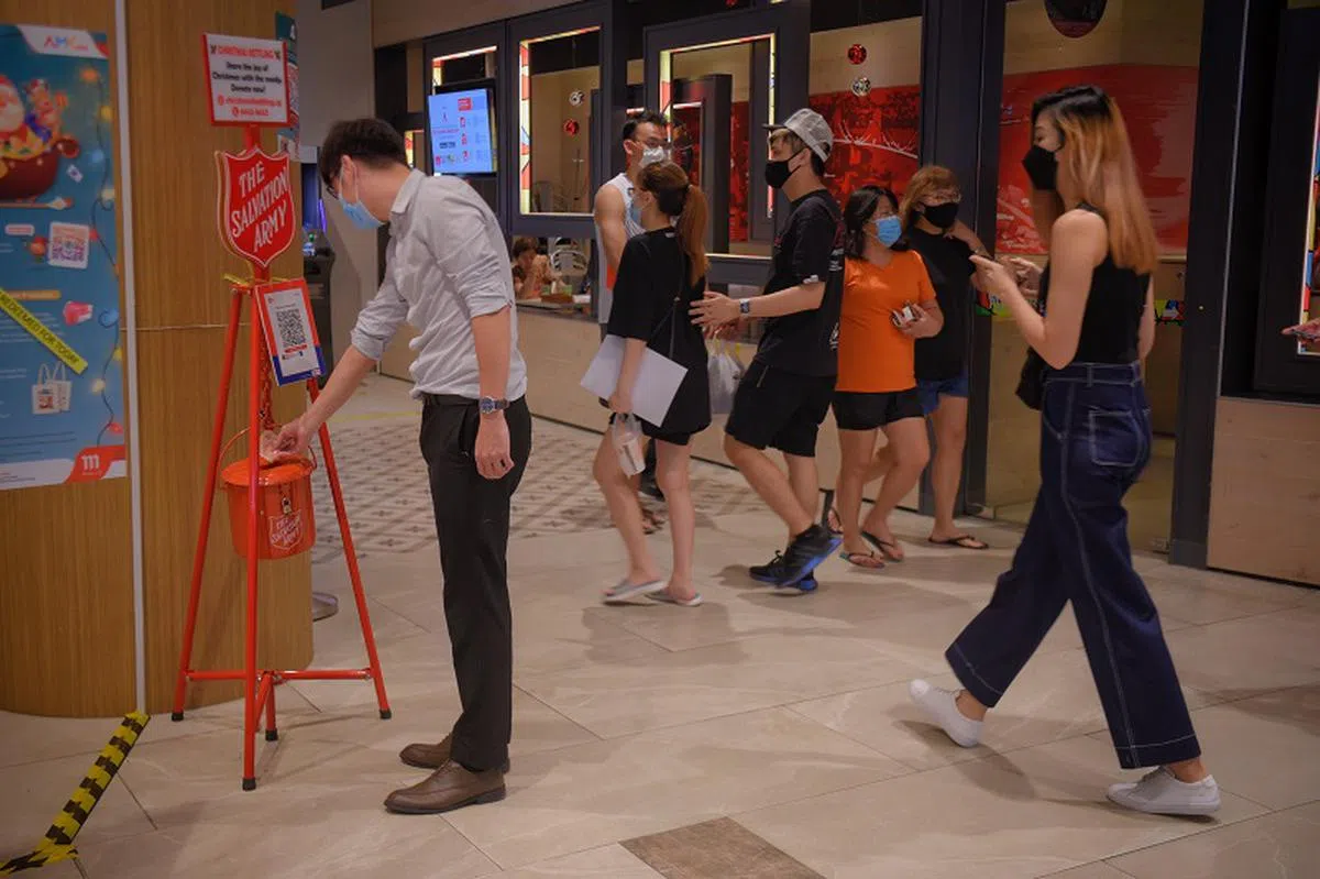 救世军社会及社区服务总监毛汉忠说，面对生活成本上扬等因素，国人和企业都可能会重新审视他们愿意捐赠的金额，甚至考虑是否还要捐赠。（海峡时报）