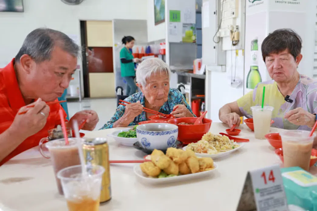 孩子们常带 Lin Geok I 阿嬷去她最喜欢的中餐馆之一，位于樟宜路的成基黑鸡补品，让她能尽情享用那些她钟爱的美食。