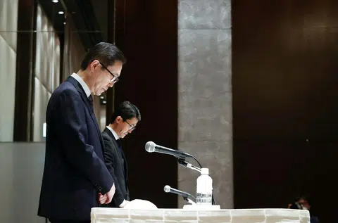 韩国统一教日本分支负责人田中富广（左）7月11日在东京召开记者会前为安倍默哀。（路透社）