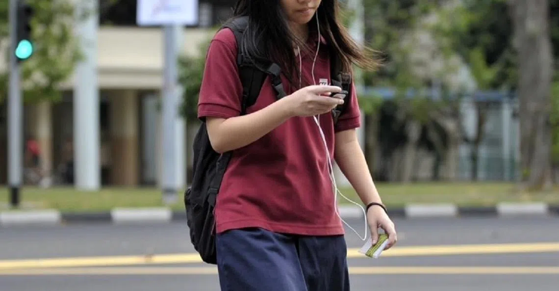 调查发现，通过戴耳机持续减低周围的声音，反而让视力正常的人对声音的响度更敏感。（海峡时报）