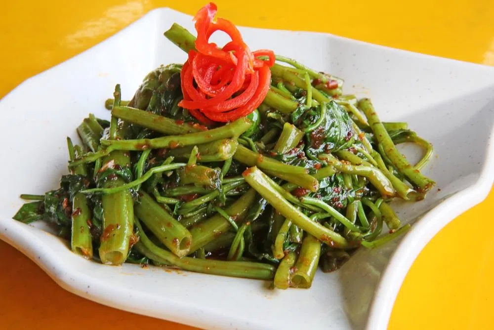 当年学校菜饭摊的马来风光卖相或许没这么好，却胜在辣度适中。