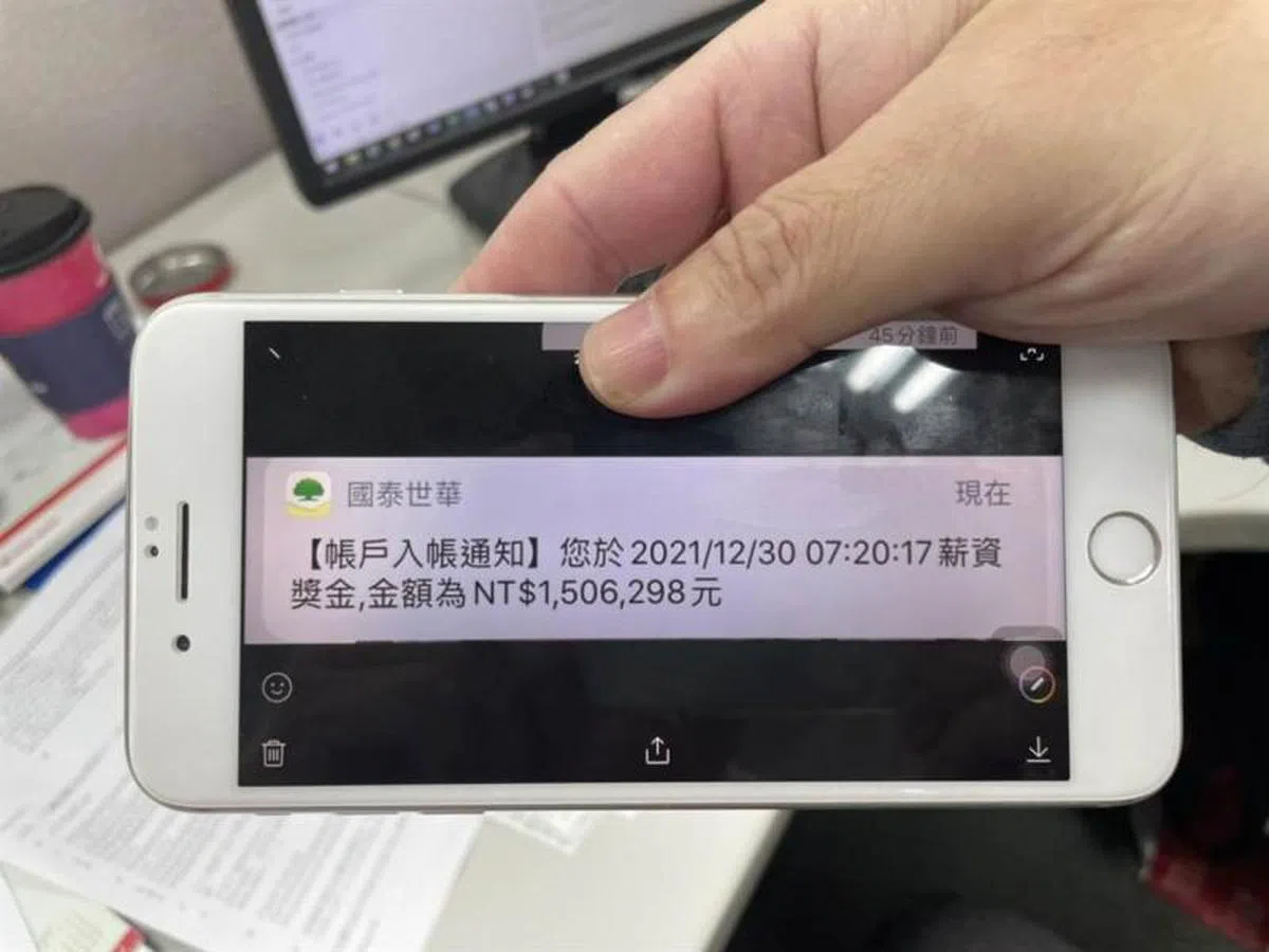 有长荣海运员工在社交媒体上分享收到150万6298台币（约7万3600新元）的年终奖金。（互联网）