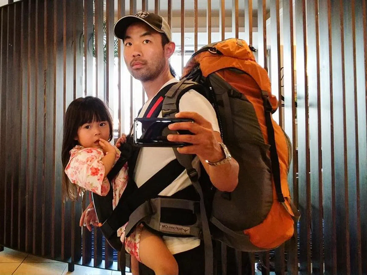  日本之旅：只有我、小Chow和一个背包。这是我们这次旅行带的所有东西。 
