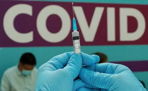 美国疾病控制及预防中心（CDC）更新疫苗接种指引，称免疫功能低下者应考虑接种第四剂冠病疫苗。（路透社）