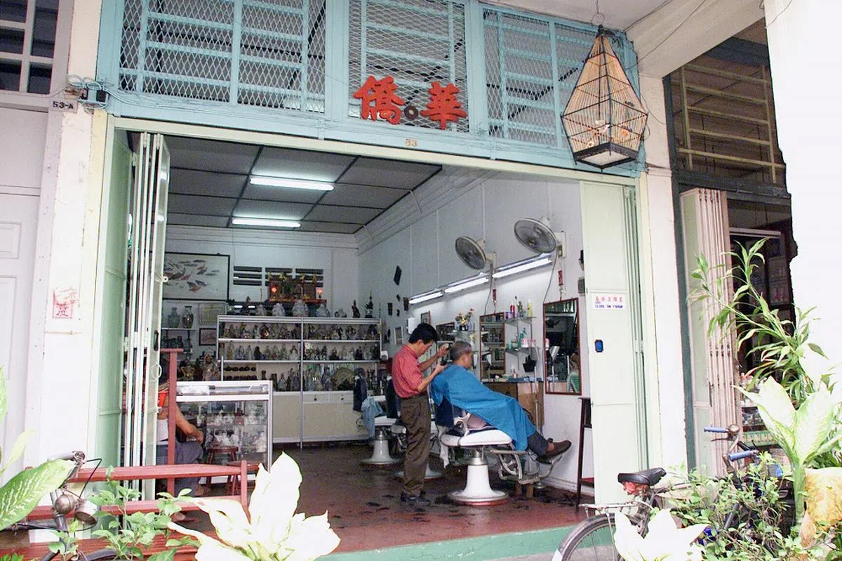 屋租统制法令2001年废除后，像”华侨“这样的老式理发店就越来越少。（联合早报档案照）