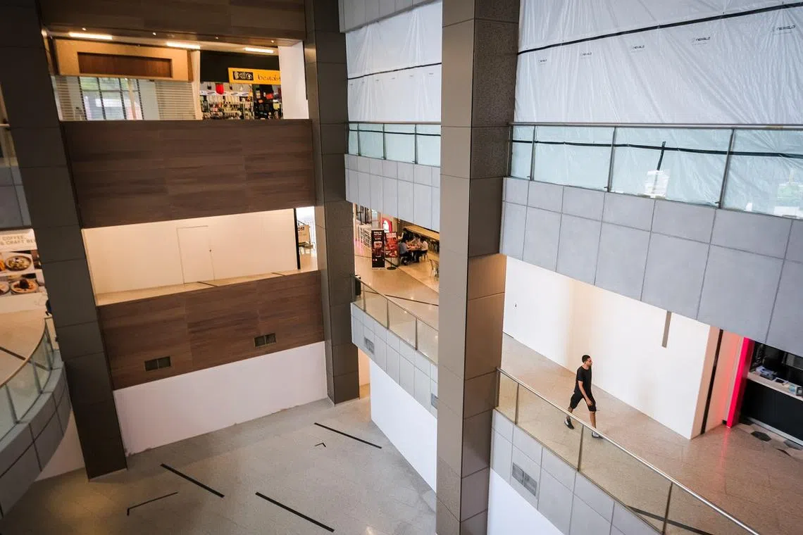 国泰乌节电影娱乐城多家店主搬迁后，变得人烟稀少。（海峡时报）