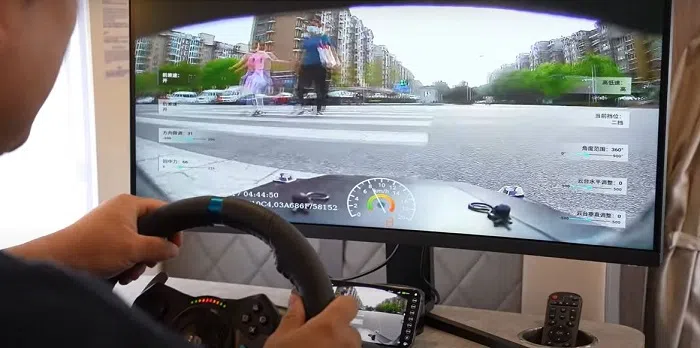 主人利用方向盘控制遥控车。（视频截图）