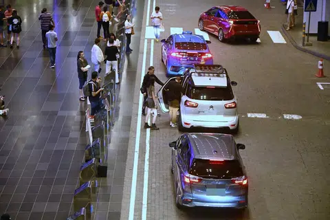 去年，只有3万零800人以驾驶私召车为主业。（海峡时报）