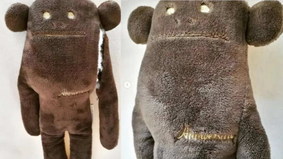主人太热情，让这只猴子玩偶差点成为“独臂刀”。（Soft Toy Hospital Instagram, 红蚂蚁制图）